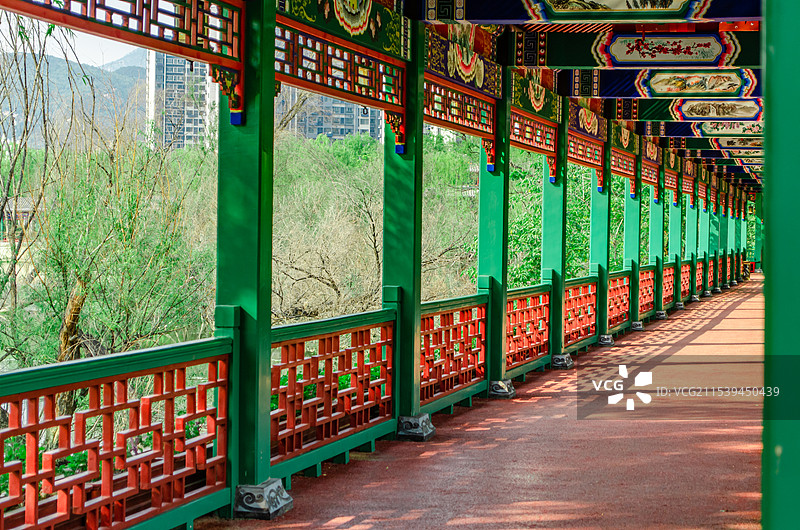 中国非都市风光拍摄主题，山东泰安市泰山天平湖公园风景区，延伸的长廊栈道步行道路，户外白昼无人图像摄影图片素材