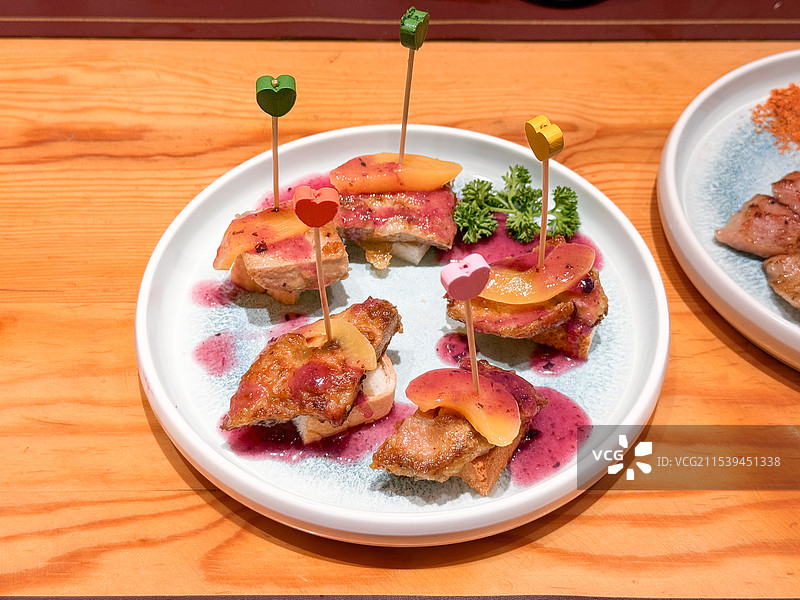 摆盘的蓝莓鹅肝图片素材