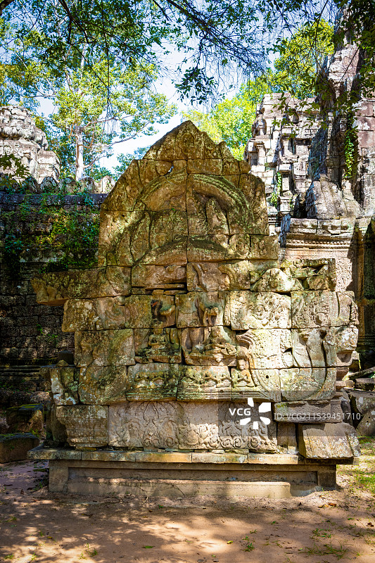 柬埔寨塔逊寺中的门头石雕建筑图片素材