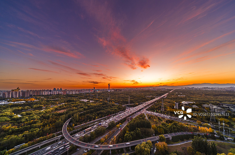 北京市海淀区高视角瞰北五环仰山桥与奥林匹克森林公园同框秋天日落晚霞风景图片素材