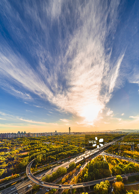 北京市海淀区高视角瞰北五环仰山桥与奥林匹克森林公园同框秋天晴日风景图片素材