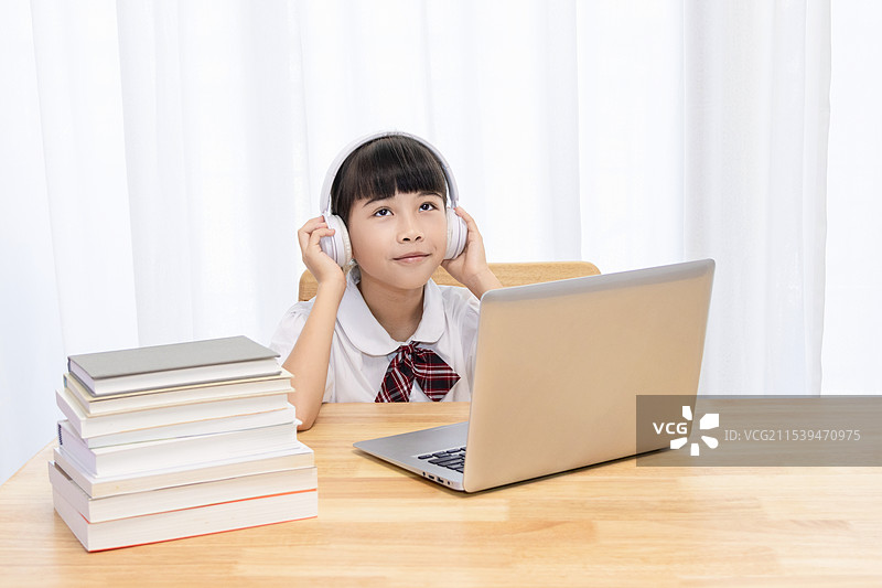 中国小女孩在家上网课图片素材