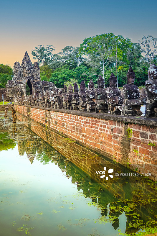 柬埔寨大吴哥城南门拔河的雕像群图片素材