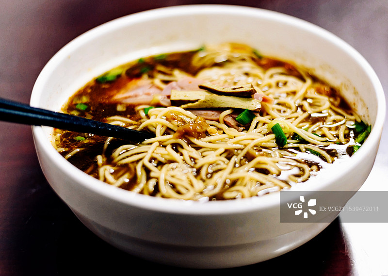 江苏镇江特色美食锅盖面.餐桌上的一碗肴肉锅盖面图片素材