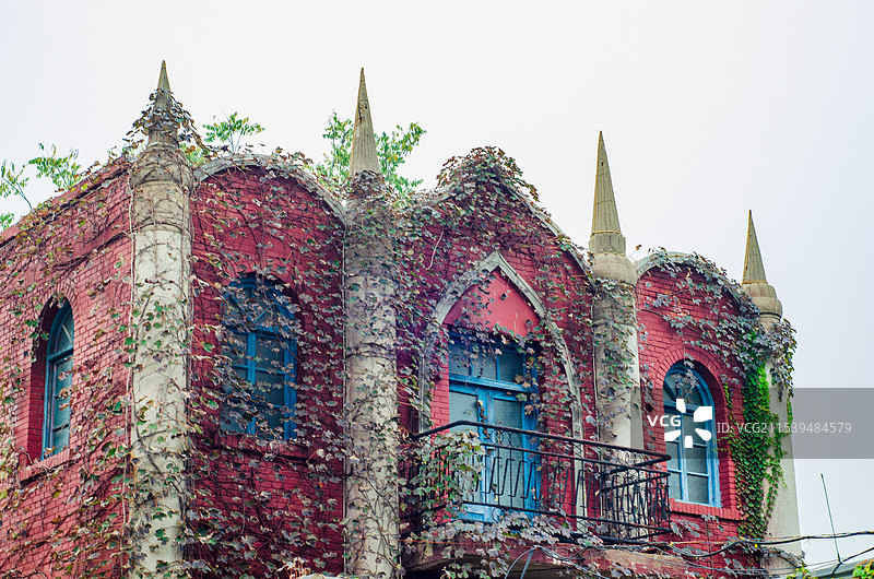 河南洛阳东大街与街交界处的老旧的基督教堂图片素材