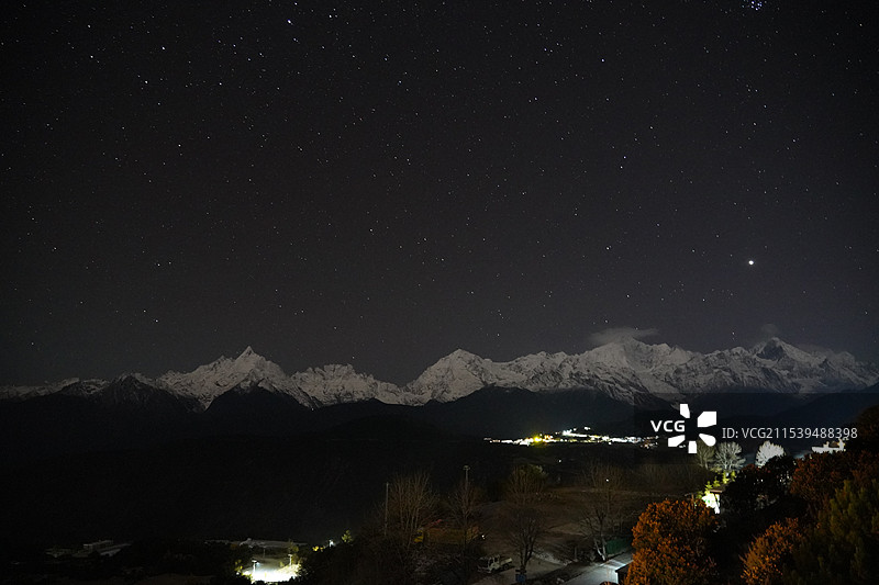梅里雪山月照银山繁星满天图片素材