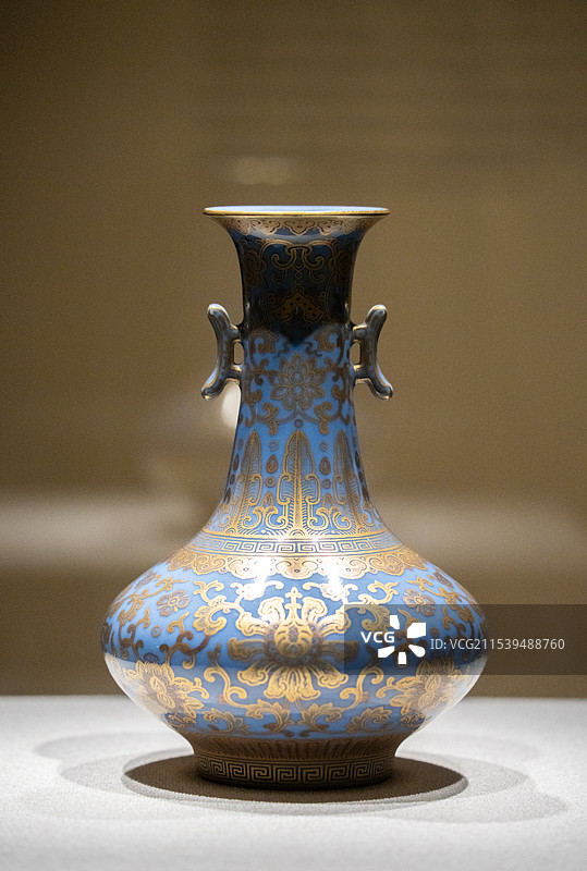 辽宁省博物馆藏清三代官窑瓷器精品展 清乾隆 天蓝釉描金缠枝莲纹戟耳撇口瓶图片素材
