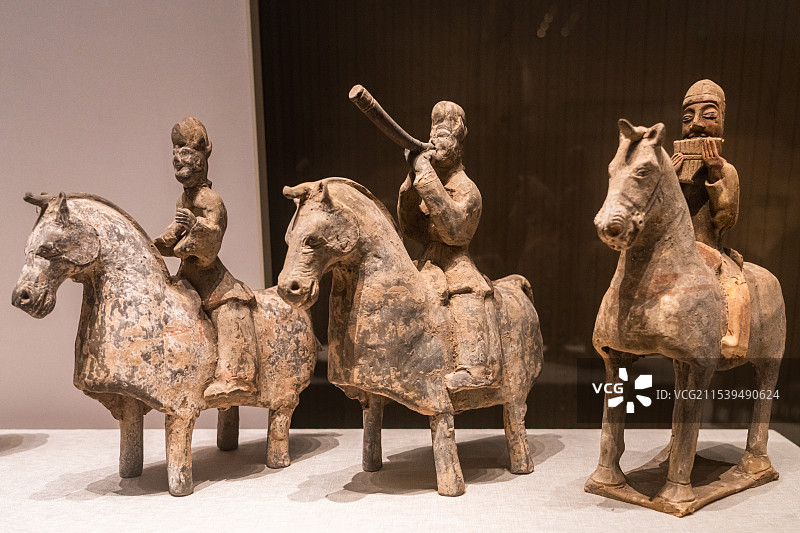 陶骑马乐俑（吹号角、击鼓、吹排箫）（十六国）咸阳市文物考古研究所藏 2001年咸阳市平陵M1号墓出土图片素材