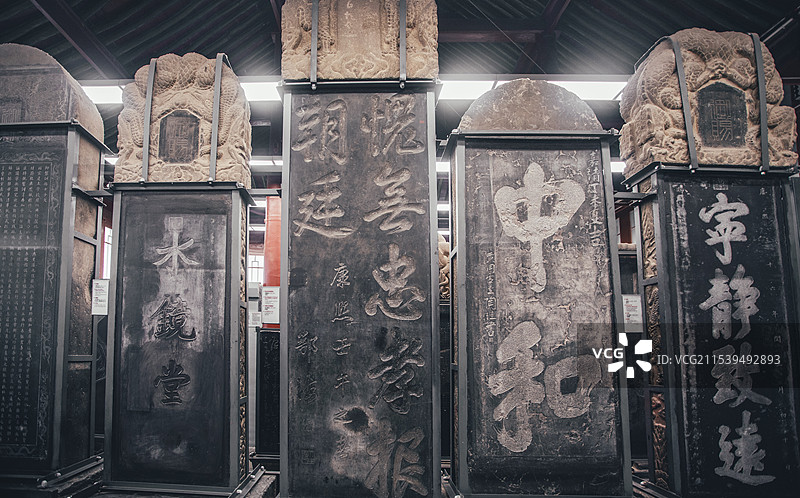 西安碑林博物馆展室里的书法碑刻图片素材