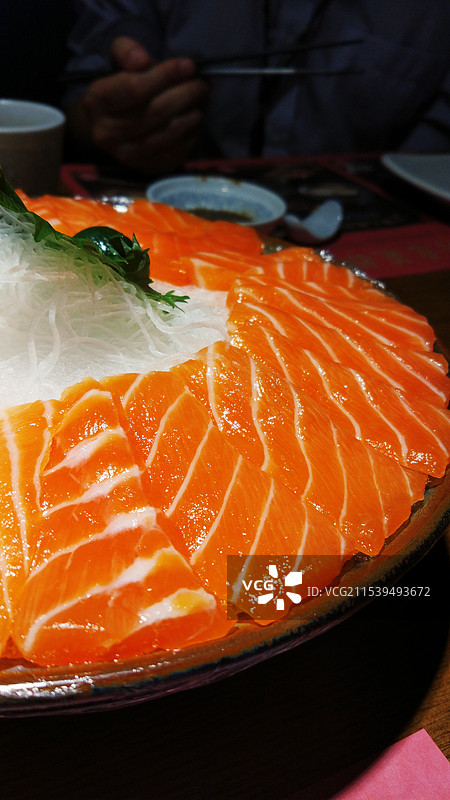 盘子里三文鱼的特写镜头图片素材