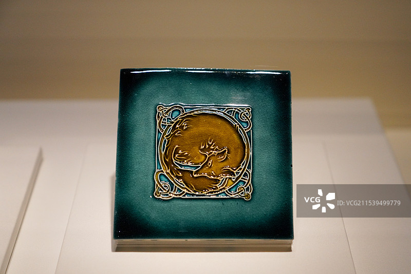 威廉·莫里斯 英国工艺美术运动 维多利亚与阿尔伯特博物馆 “一只睡着的狐狸”图案瓷砖图片素材