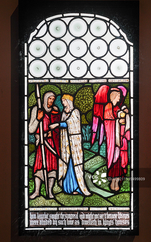 威廉·莫里斯 英国工艺美术运动 维多利亚与阿尔伯特博物馆 兰斯洛特寻找圣杯 彩绘玻璃 伦敦制造图片素材