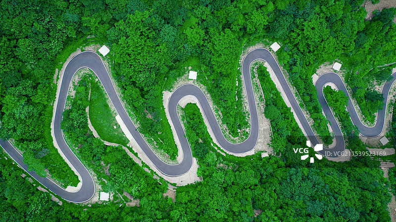 山间蜿蜒道路鸟瞰图图片素材