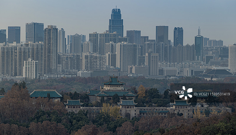 武汉大学樱花城堡和山河大厦古今同框图片素材