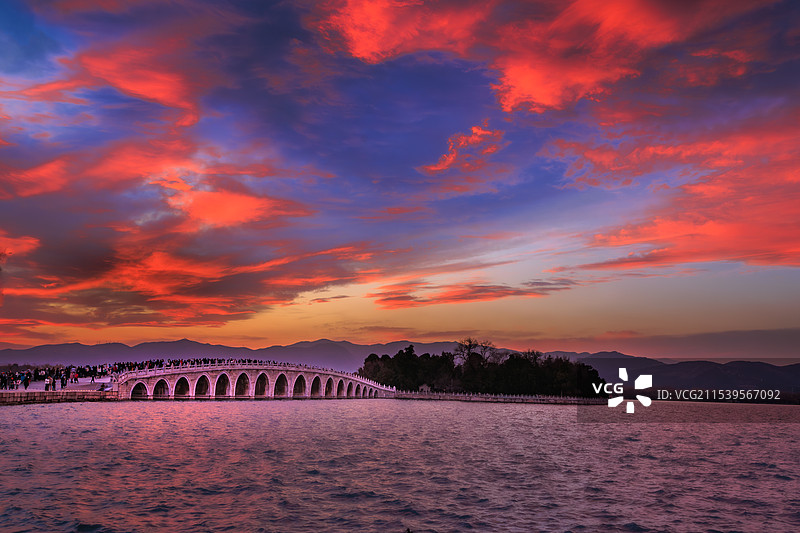 色彩斑澜的十七孔桥图片素材