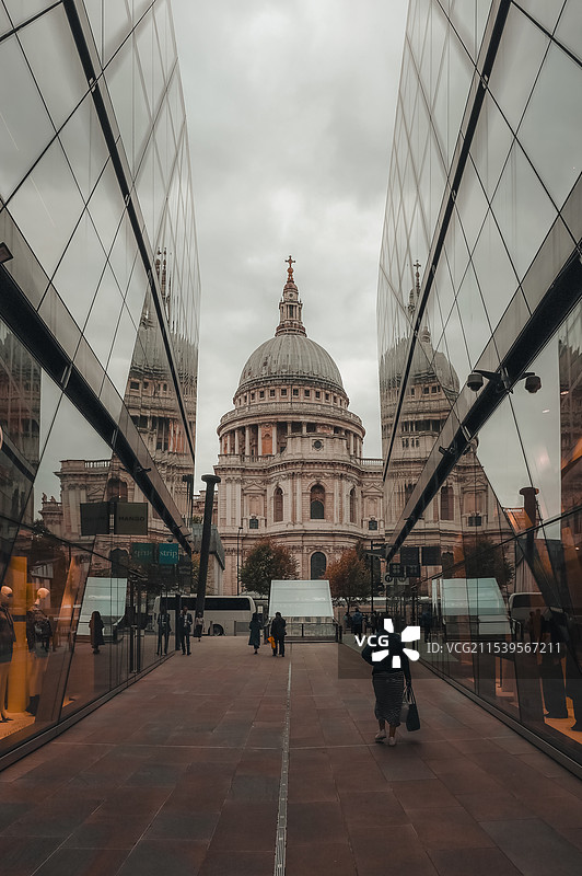 伦敦圣保罗座堂的仰拍视角图片素材