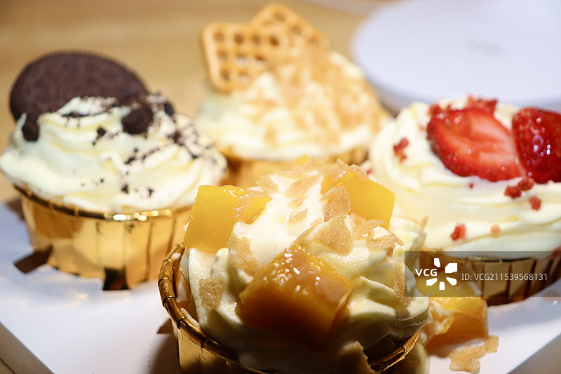 盘子里甜点的特写镜头图片素材