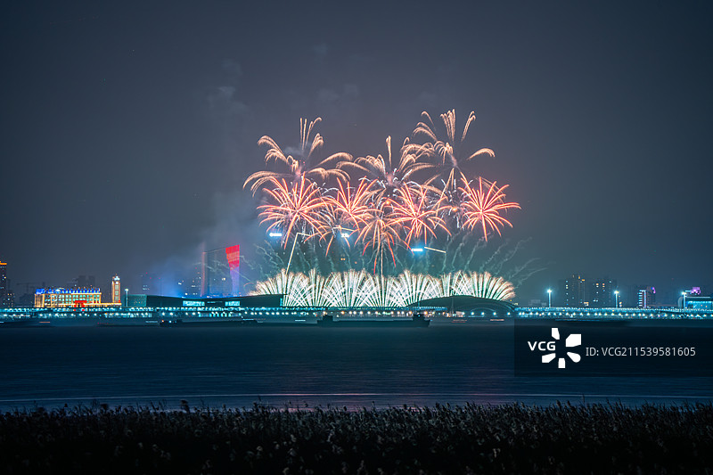 城市港口江边跨年烟花秀表演图片素材