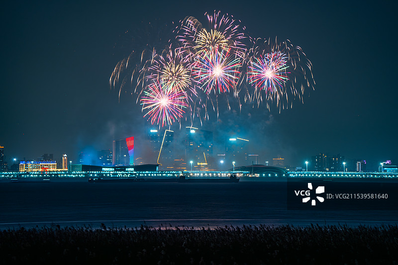 城市港口江边跨年烟花秀表演图片素材