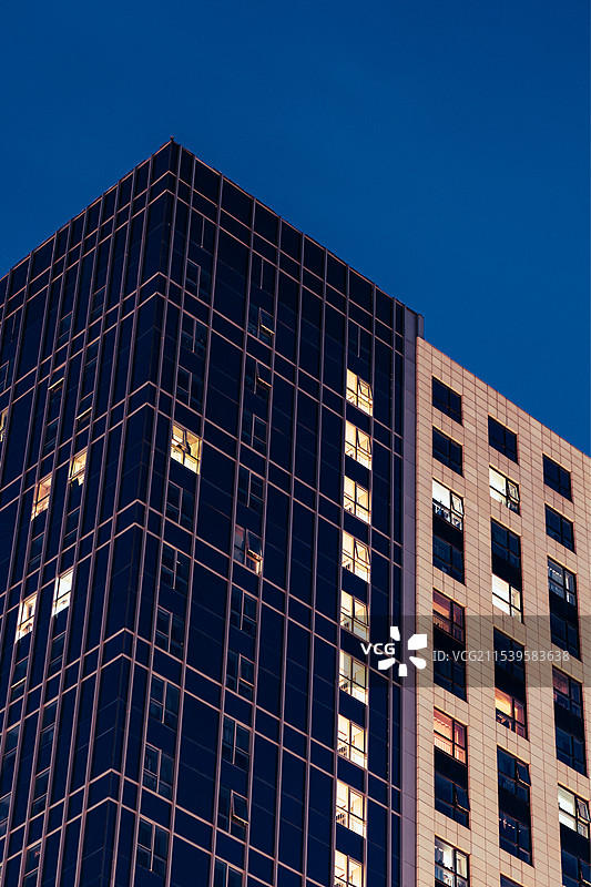蓝调时刻下现代建筑的低视角图片素材