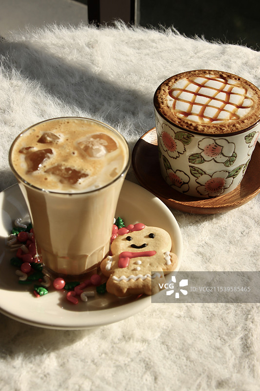 两杯冬日拿铁咖啡图片素材