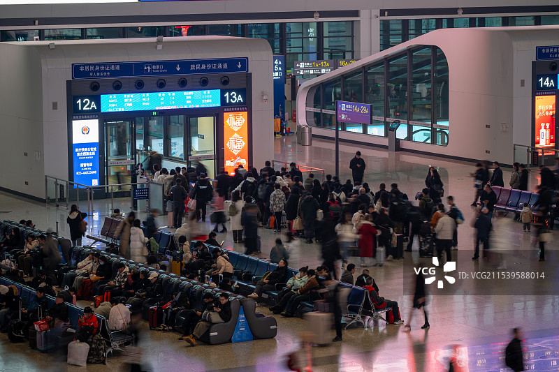高铁动车站里旅客们正在闸机前检票图片素材