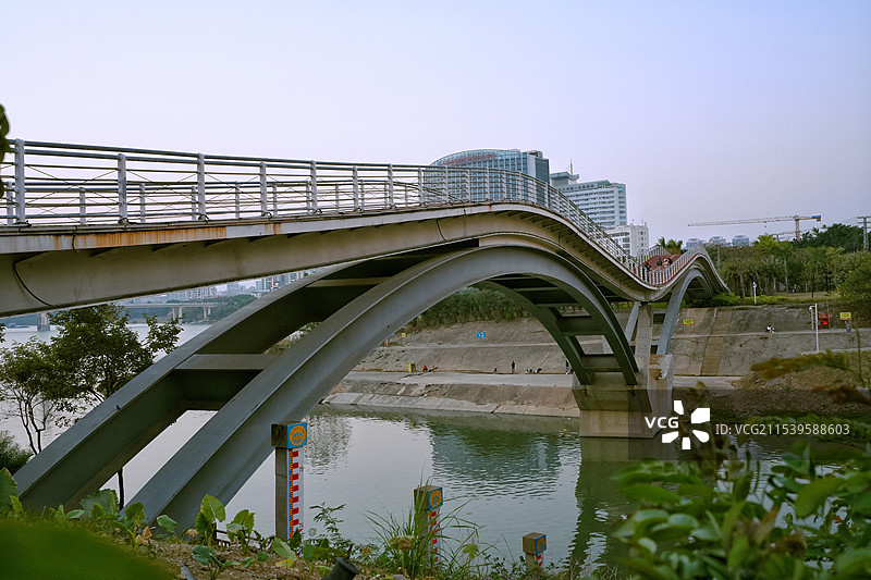 南宁竹排冲的健身步道跨江湾曲桥图片素材