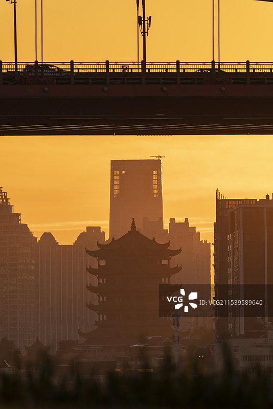 清晨的晨曦照在武汉黄鹤楼上染成金色与鹦鹉洲大桥同框图片素材