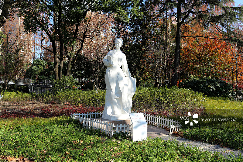 和平公园 —— 白衣天使雕像图片素材