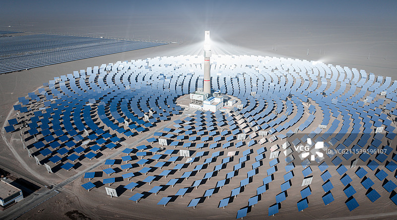 沙漠中的光热发电图片素材