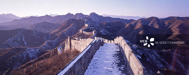 冬日温暖阳光下的金山岭长城图片素材