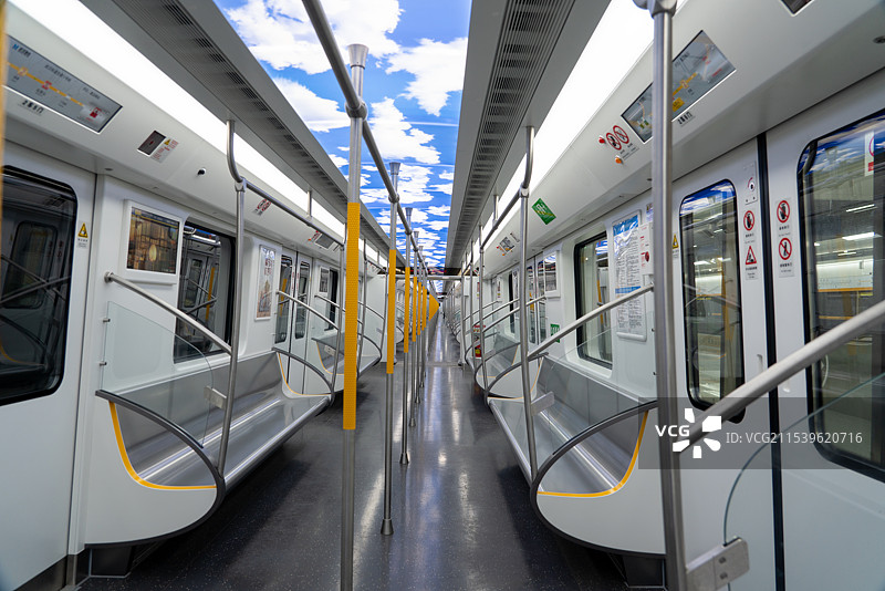 武汉地铁11号线关山大道，光谷广场站图片素材