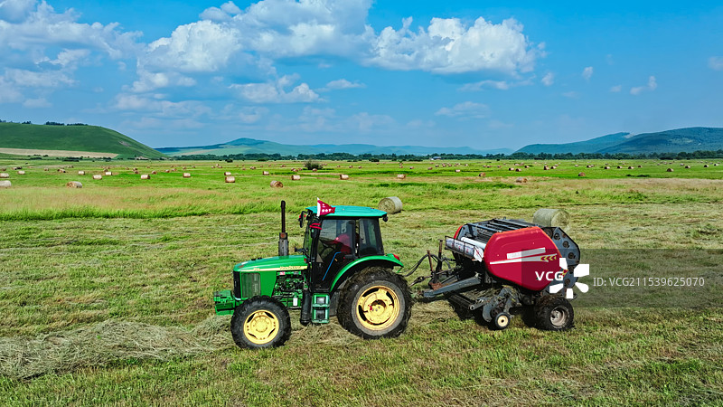内蒙古草原草料收割图片素材