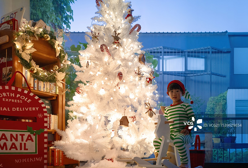 快乐圣诞平安夜骑白木马的小男孩图片素材