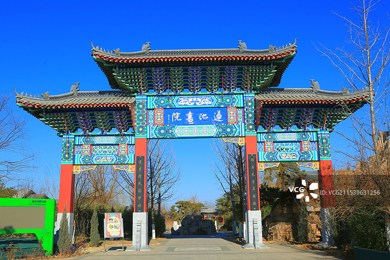 楼台亭阁映湖光，风格独特古色香小河秀林鹊巢多，美轮美奂如画廊雄安新区郊野公园图片素材