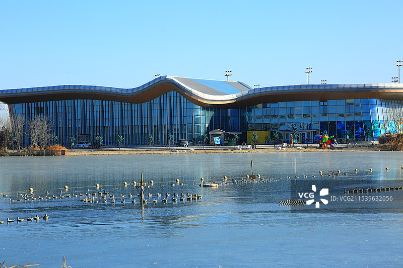 楼台亭阁映湖光，风格独特古色香小河秀林鹊巢多，美轮美奂如画廊雄安新区郊野公园图片素材