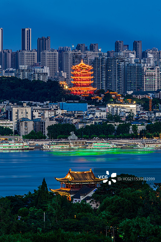 黄鹤楼与晴川阁的交汇图片素材