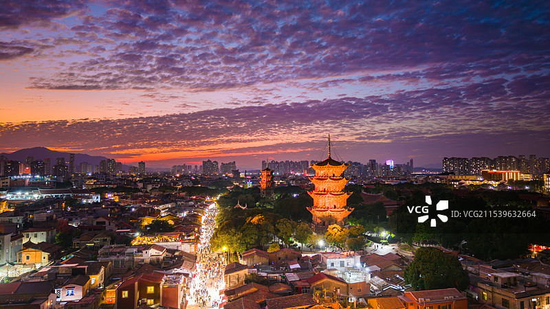 泉州开元寺双塔夕照下的城市全景图片素材