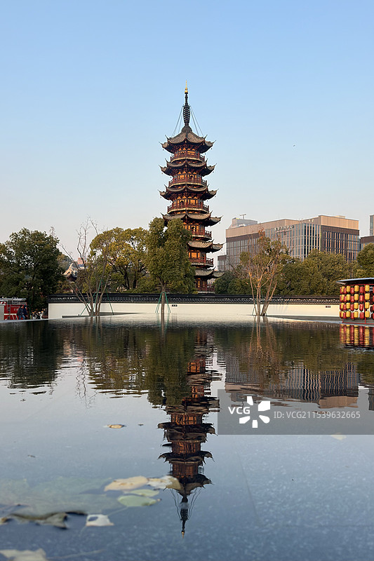 上海龙华寺，龙华塔和水中的倒影图片素材