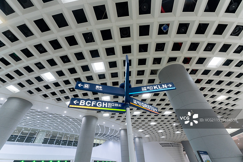 武汉地铁11号线关山大道，光谷广场站图片素材