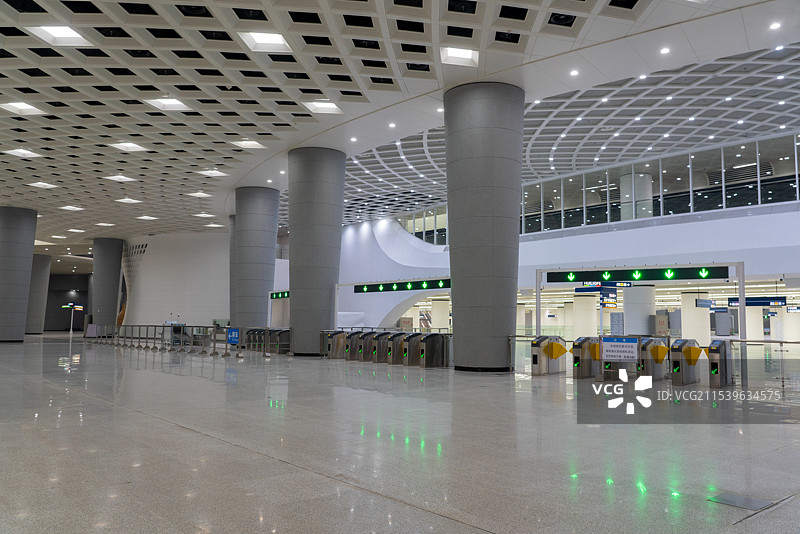 武汉地铁11号线关山大道，光谷广场站图片素材