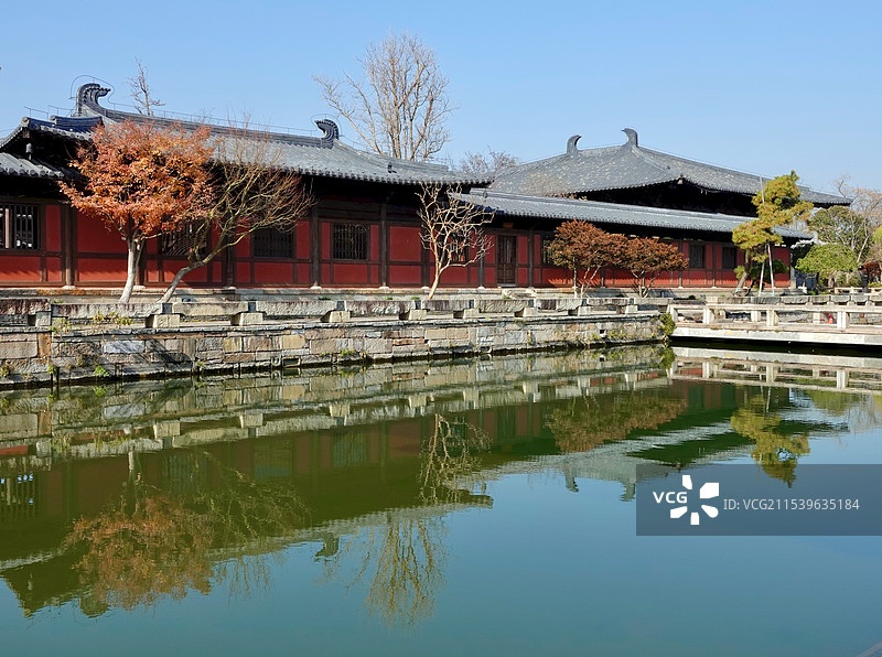 上海广富林文化遗址知也禅寺三元宫秋冬湖景图片素材