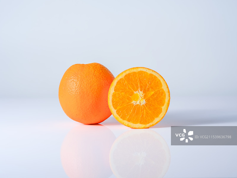 橙子、橙子横切面与白色背景留白图片素材