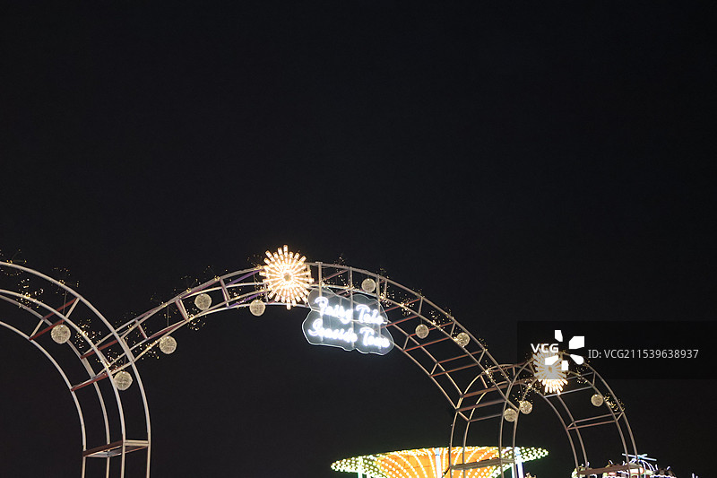 海南海口圣诞节海口湾圣诞飞雪人造雪圣诞树氛围复古彩灯图片素材