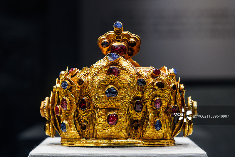 明金镶红蓝宝石冠·云南呈贡王家营沐氏家族墓之沐崧夫妇合葬墓出土·云南省博物馆藏图片素材