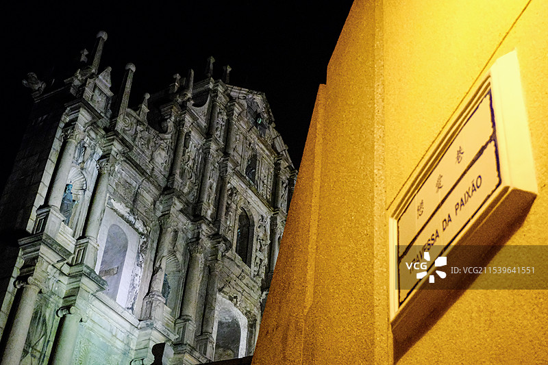 澳门大三巴牌坊和恋爱巷的夜图片素材