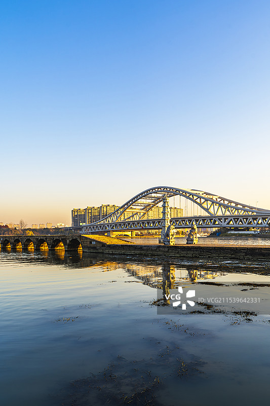 冬季清晨，苏州宝带桥金光穿洞景观图片素材