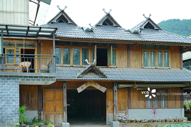 西双版纳现代农村房屋与田园风光图片素材