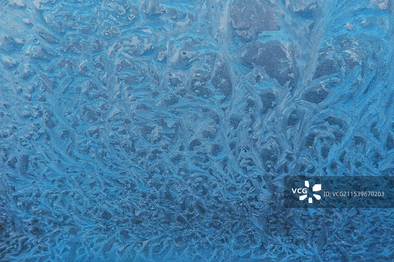 冬天。冻冰的窗户。冰花图片素材