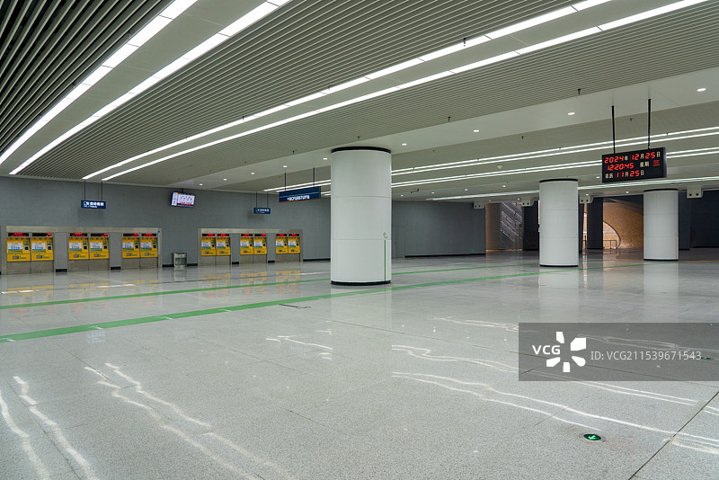 武汉地铁11号线关山大道，光谷广场站图片素材
